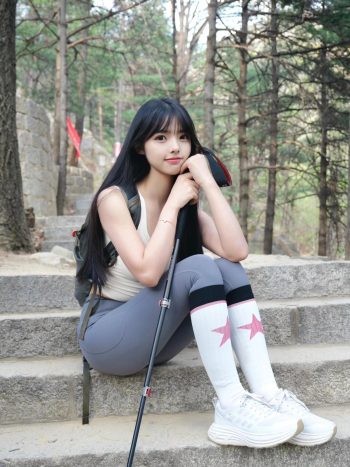 图片[1]-爱爬山的瑜伽裤MM，太甜美了！~-师姐图集