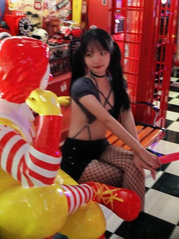 图片[3]-网格丝袜的清纯双马尾小姑娘-师姐图集