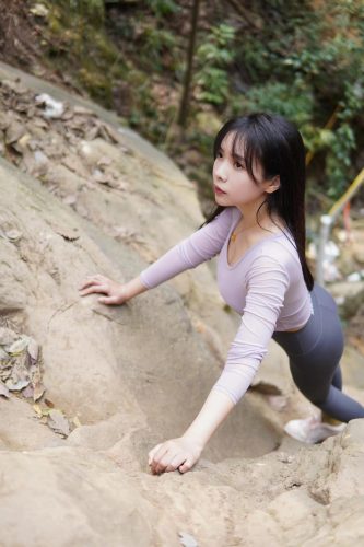 图片[8]-穿瑜伽裤爬山的长发少女-师姐图集