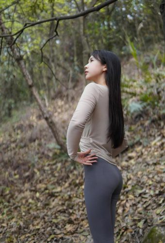 图片[5]-穿瑜伽裤爬山的长发少女-师姐图集