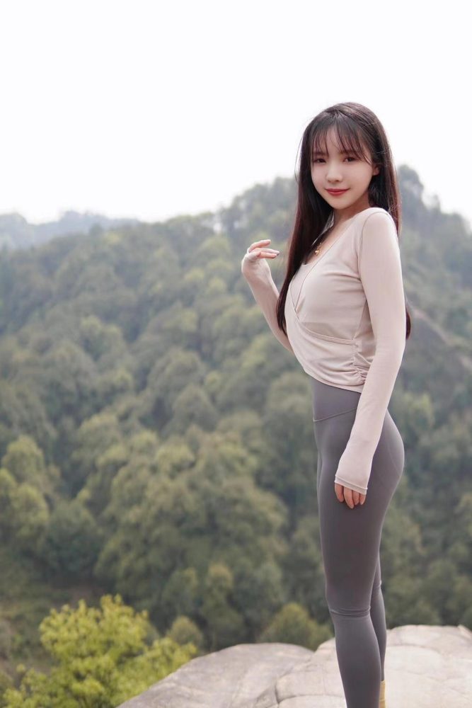 穿瑜伽裤爬山的长发少女-师姐图集
