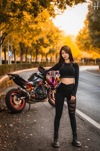 图片[1]-骑摩托车的瑜伽裤美女身材太好了！-师姐图集