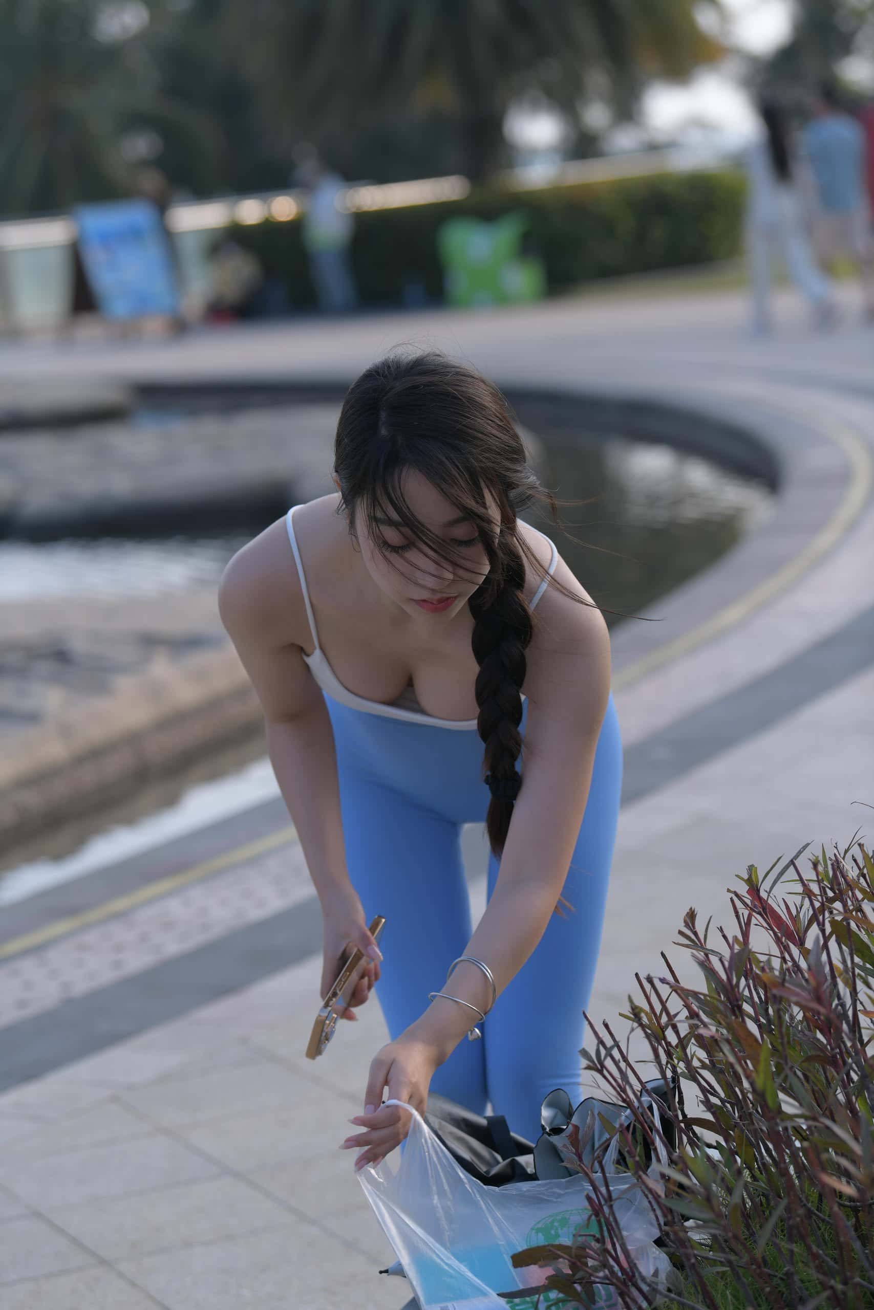 图片[1]-出门游玩的蓝色瑜伽裤妹子【591P】J6087-师姐图集